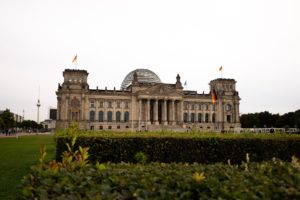 Γερμανία: Νέοι περιορισμοί σε ισχύ μετά από μαραθώνια συνεδρίαση